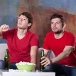 Serata cinema a casa: un modo di divertirsi con amici