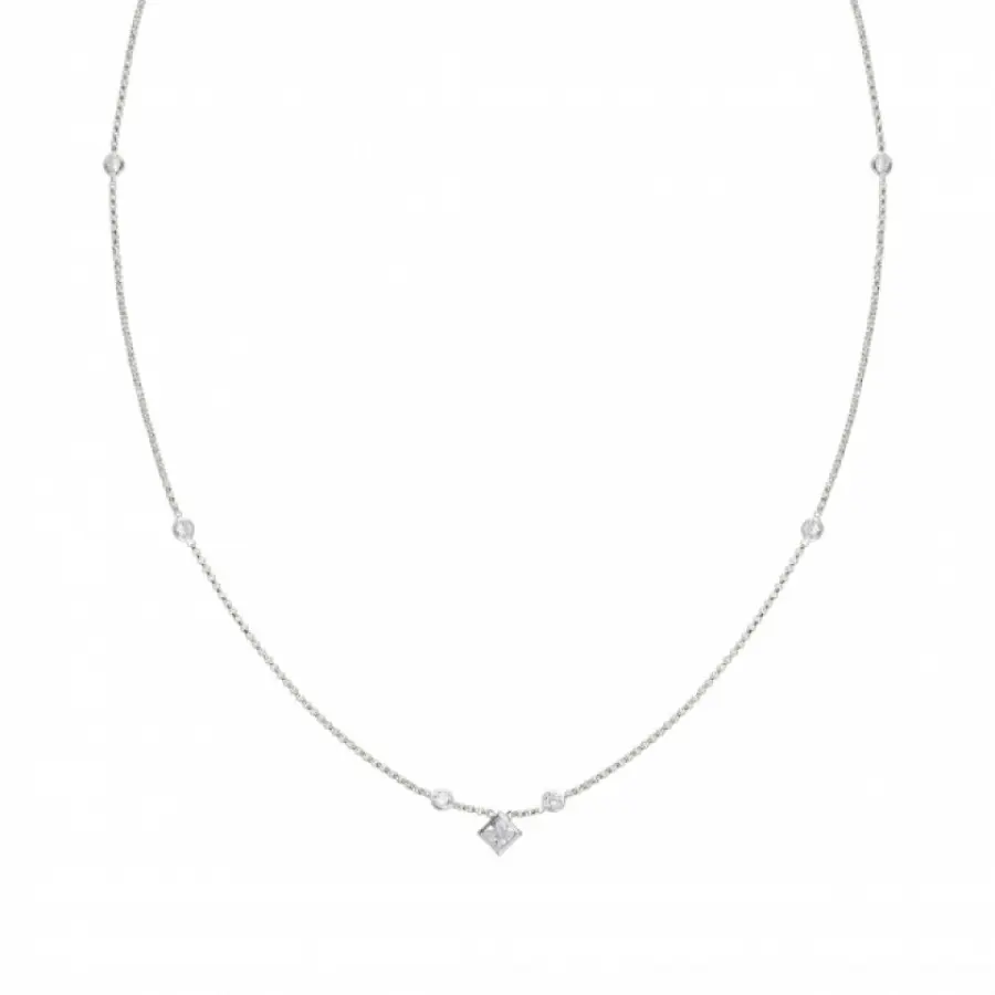 Tendenze gioielli estate 2018: sul décolleté brillano collane d’argento e d’oro