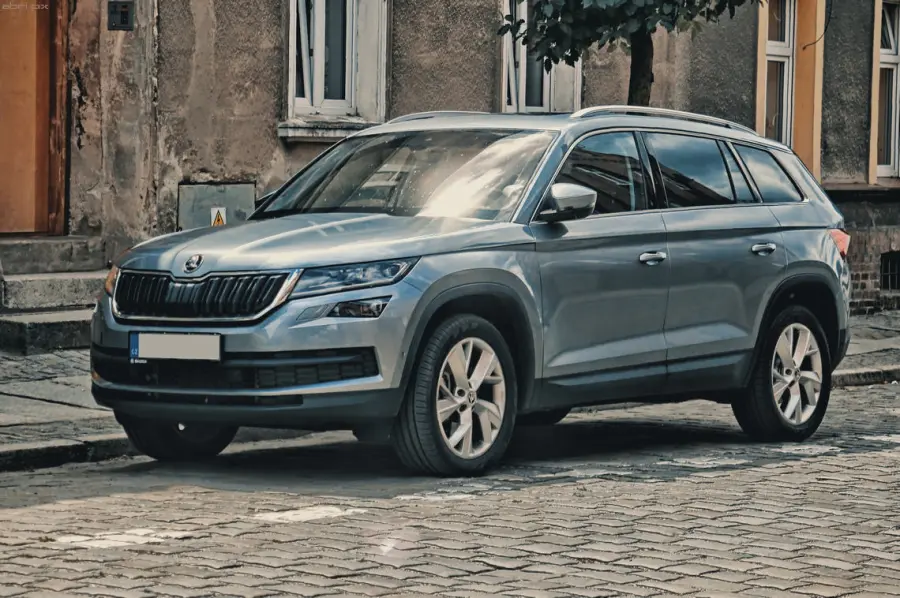 Skoda Kodiaq Vs Peugeot 5008: SUV Medie a Confronto
