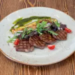 Carne sintetica: cos'è e a che punto siamo nel 2026