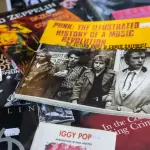Musica punk: la storia e gli esponenti più importanti che hanno reso il genere celebre